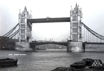 Veduta del Tower Bridge da English Photographer